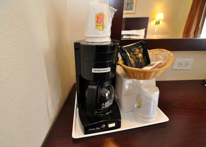 Super 8 By Wyndham Monterey