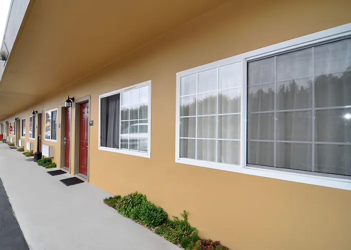 Super 8 By Wyndham Monterey